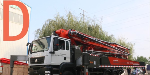 為保證泵車作業(yè)的安全性，混凝土料斗必須處于關(guān)閉的狀態(tài)